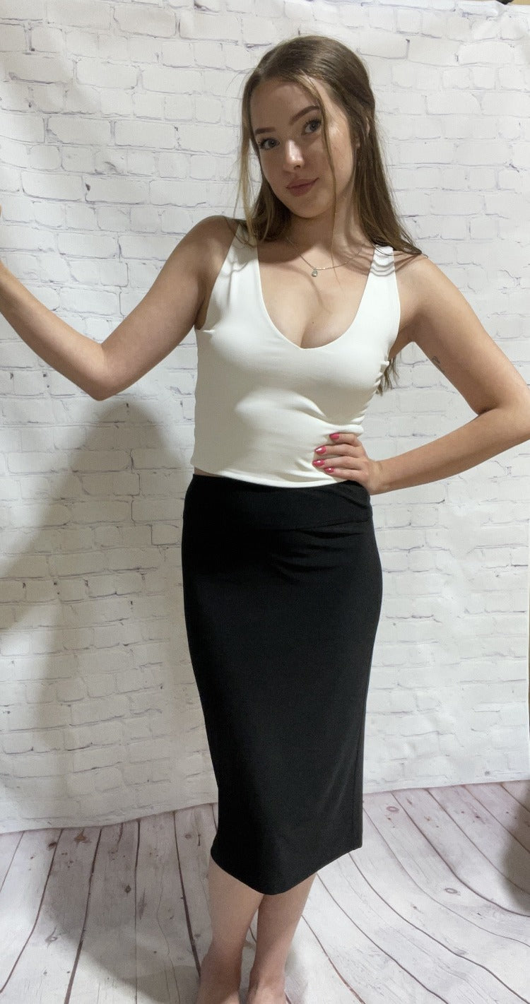Everyone's must have classic style requires this Frank Lyman Pull On Pencil Skirt. Having a comfortable classic silhouette to mix and match with any top you can't go wrong. This is a piece that will fit perfectly in your wardrobe basics for any day to night style.