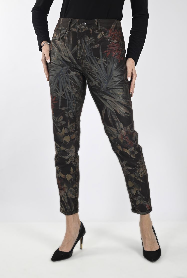 These Reversable Print Pant from Frank Lyman provide a combination of fashion and function; intricate floral designs on one side and a solid, brown hue on the other allow for a verity of outfit options. Experience the convenience of denim with the ability to effortlessly switch between a lively and subtle look.