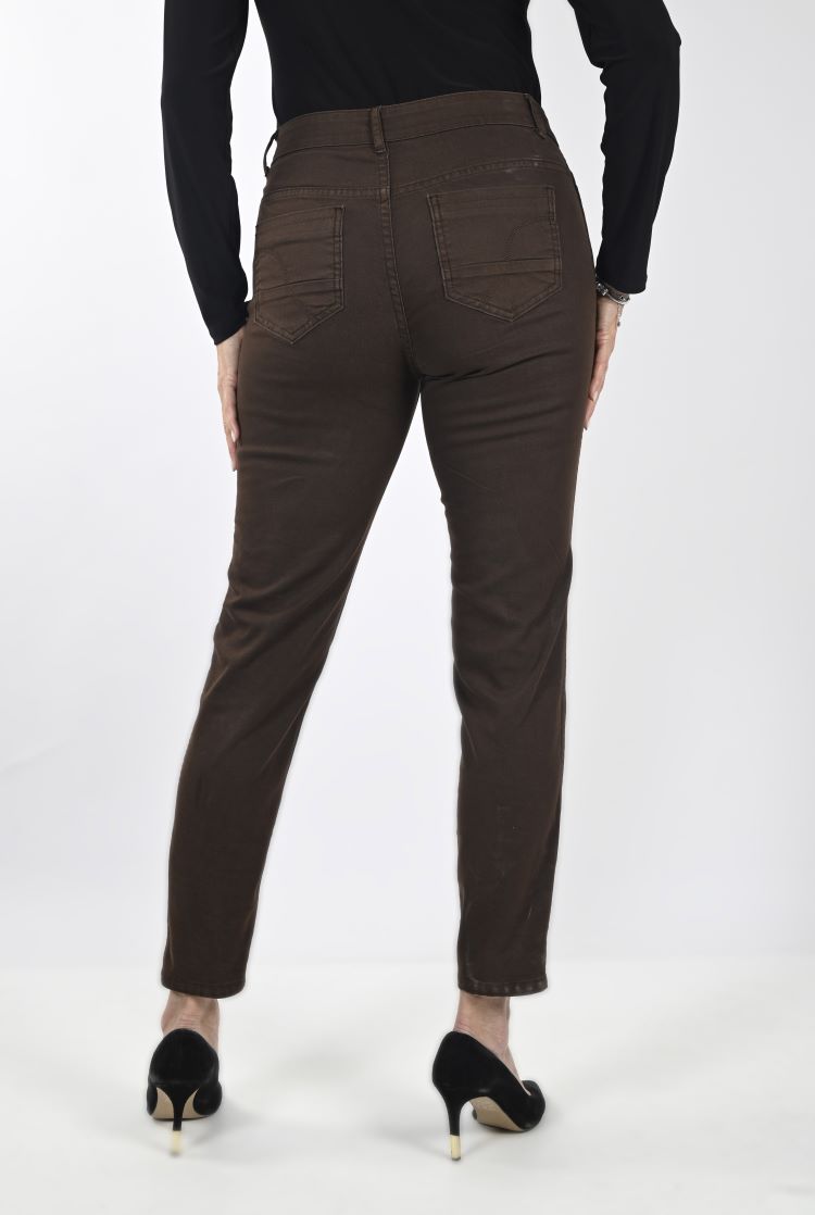 These Reversable Print Pant from Frank Lyman provide a combination of fashion and function; intricate floral designs on one side and a solid, brown hue on the other allow for a verity of outfit options. Experience the convenience of denim with the ability to effortlessly switch between a lively and subtle look.