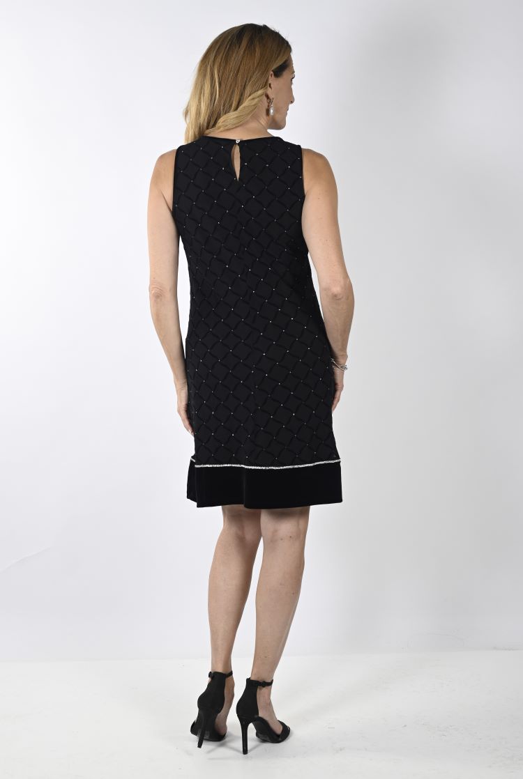 This exquisite Frank Lyman Black Shimmer Dress offers a graceful and stylish fit, making it ideal for formal events. Its timeless design creates a polished appeal that will leave you feeling confident and glamorous.