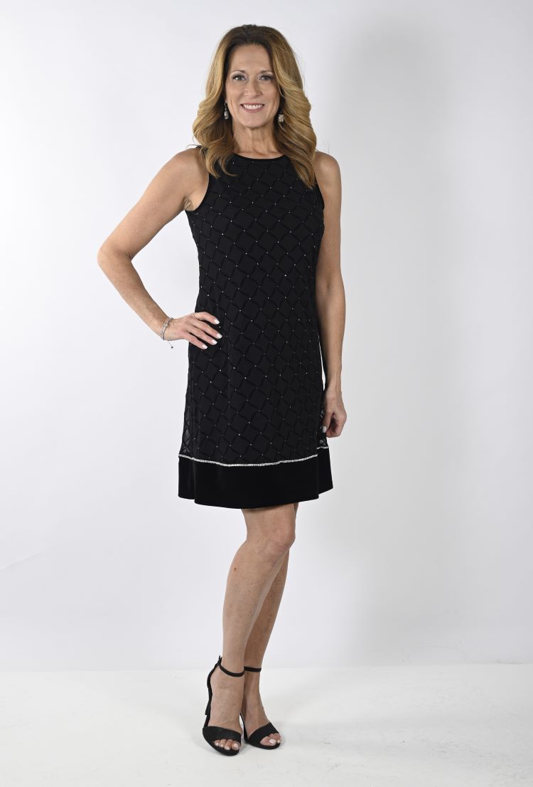 This exquisite Frank Lyman Black Shimmer Dress offers a graceful and stylish fit, making it ideal for formal events. Its timeless design creates a polished appeal that will leave you feeling confident and glamorous.