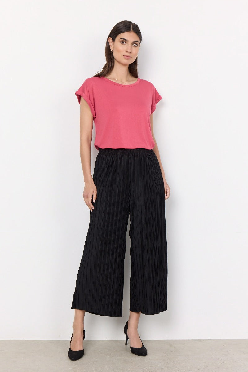 The Kirit Pant from Soya Concept are super comfortable with a cropped length in a blend of recycled polyester and viscose. You will love that they have an elastic waistband, wide legs and a ribbed pattern. Style them with the Kirit Sleeveless Top and cardigan for a great look or with a bold blouse.