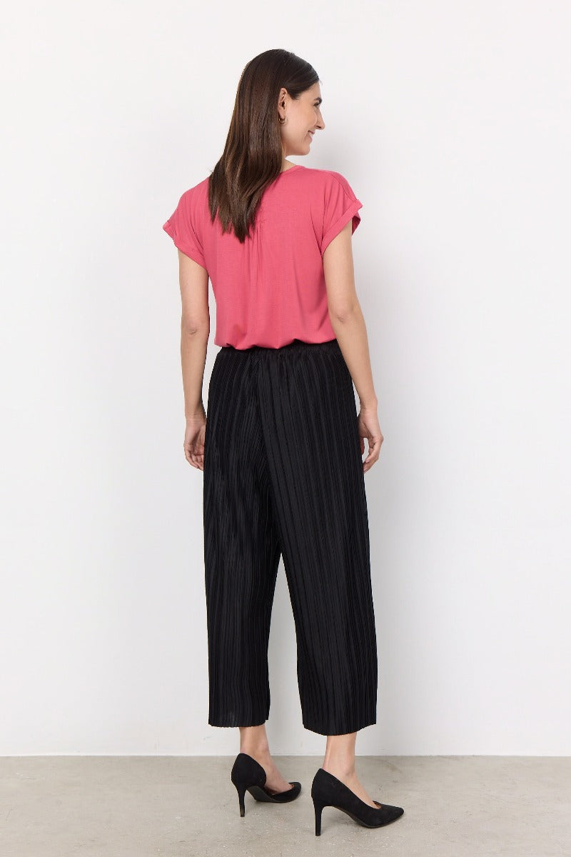 The Kirit Pant from Soya Concept are super comfortable with a cropped length in a blend of recycled polyester and viscose. You will love that they have an elastic waistband, wide legs and a ribbed pattern. Style them with the Kirit Sleeveless Top and cardigan for a great look or with a bold blouse.
