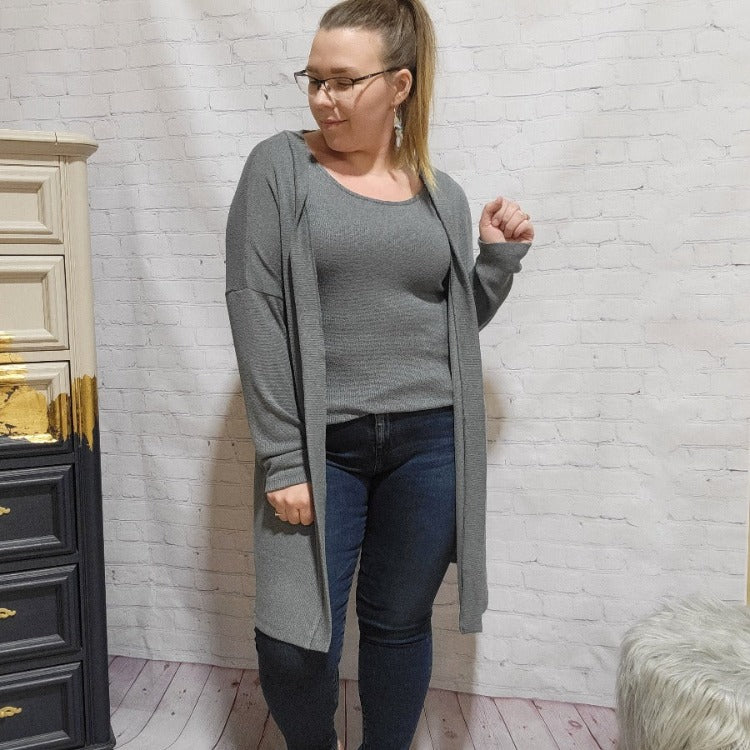 A long cardigan is a perfect option for cooler days. The Soya Concept Delia cardigan has an open front, long sleeves and a subtle striped design making it a great layering piece. Style it over any basic outfit for a cozy look.