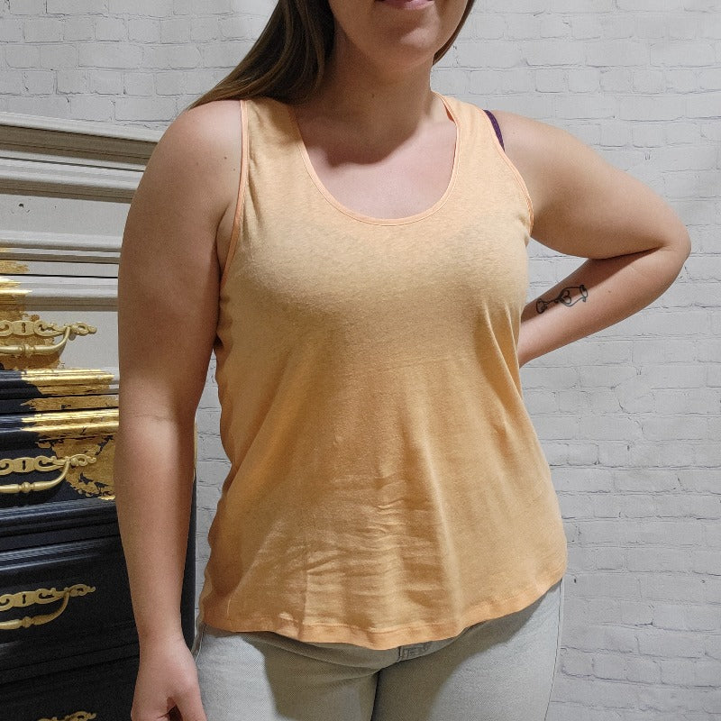 With the warm weather already here you need to have stylish ways to keep cool. Esqualo gives it to you with this tank top. The fun satin details around the collar and arms gives you an extra flair to pair with shorts or under a blazer. 