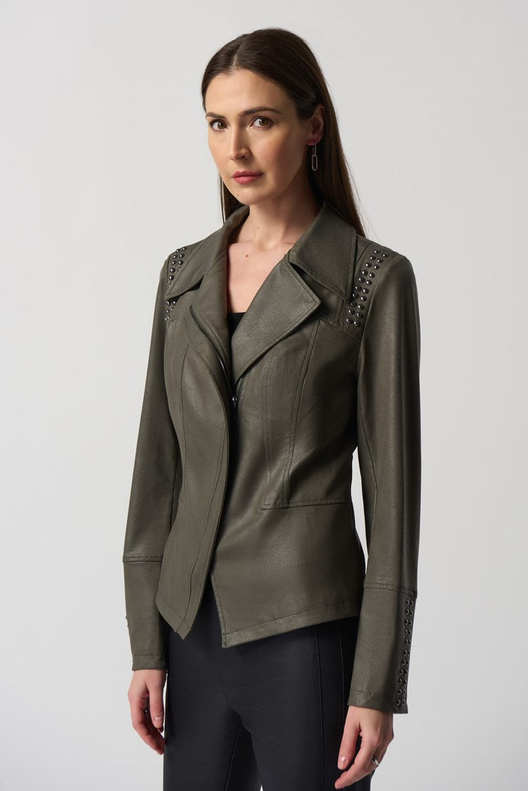 Joseph Ribkoff brings you this Notched Collar Jacket that is understated with just the right amount of detailing and a tailored fit. A timeless choice that you will love for days both warm and cold. It's an easy-to-wear piece ready for your everyday style.