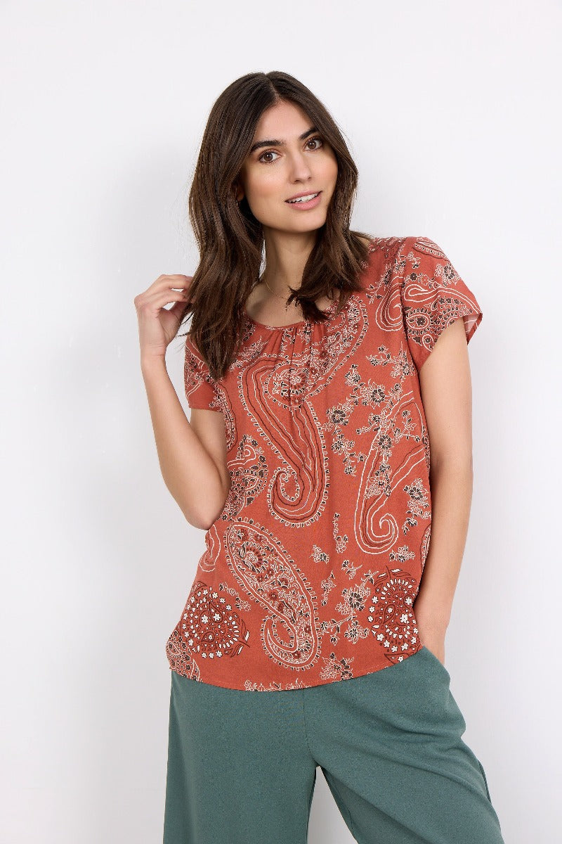 Soya Concept gives you the lovely Latoya Tee with it's loose fit, a gathered round neckline, short sleeves and a pretty paisley print. Styling this tee is easy with a pair of jeans and some white sneakers for a casual look for a weekend excursion.