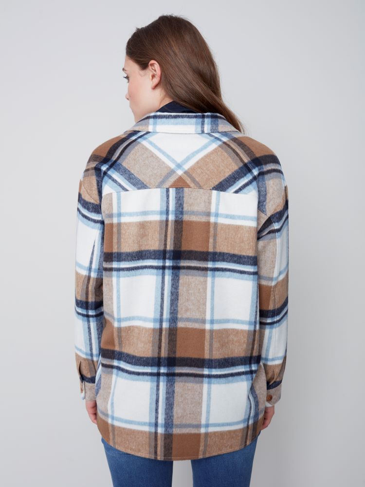 This Charlie B shacket offers a relaxed fit, combined with a classic flannel fabric and the ever-popular plaid pattern - ideal for the season. Wear it with light trousers, dark trousers, jeans or twill for an effortless look. 