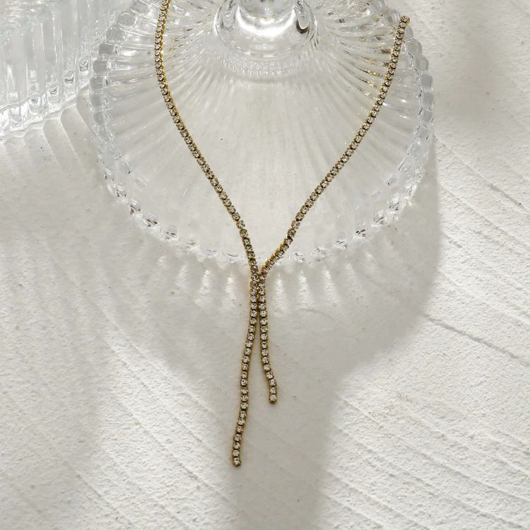 Collier chaîne en fil de zircone Diana avec détail lariat