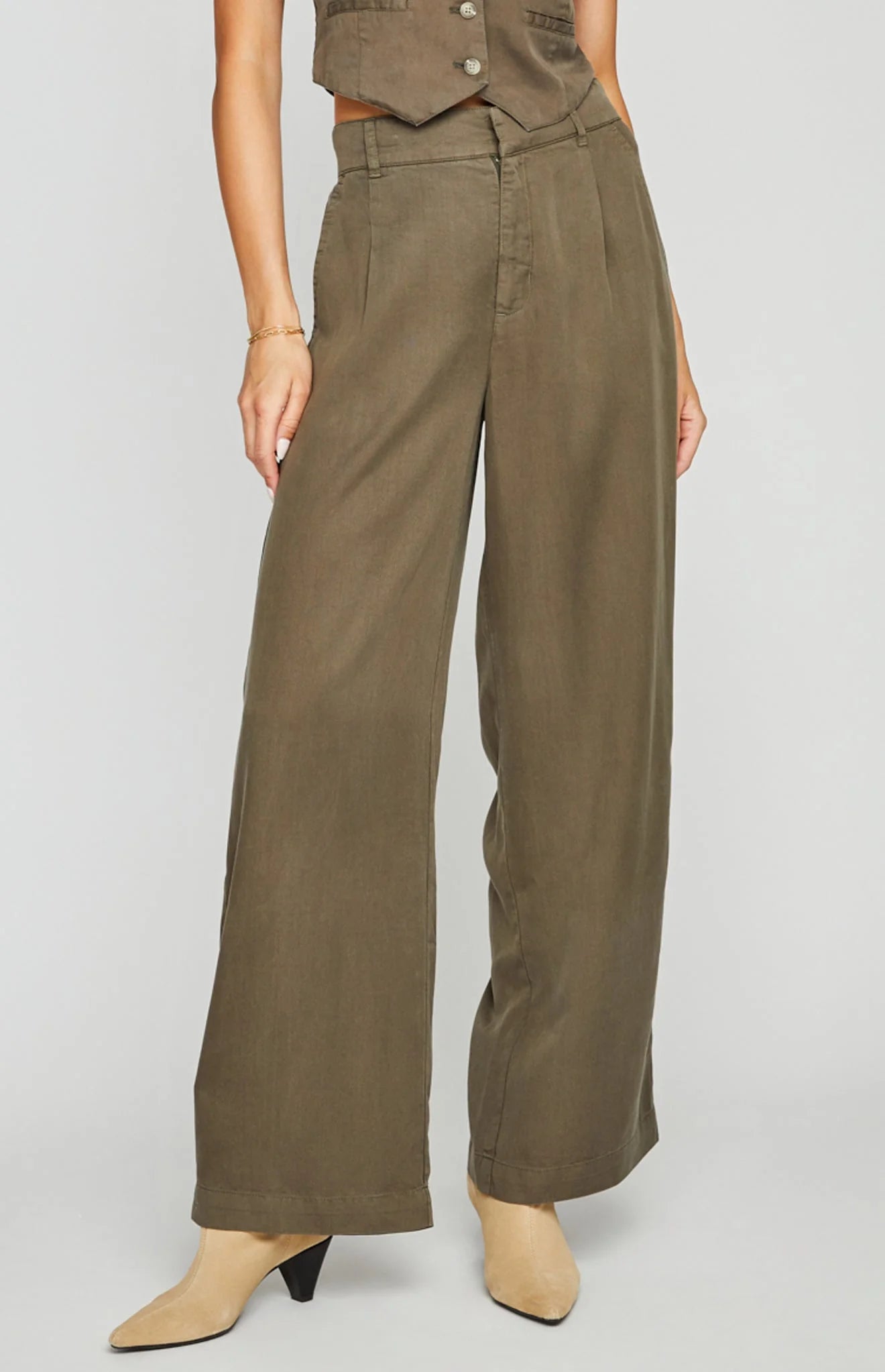 The Sabine Pant from Gentle Fawn is made of tencel twill that has been garment dyed to achieve a dimensional look and soft feel. The classic wide leg trouser is a wardrobe essential that you can easily dress up or down. For a great look pair it with a matching Carmen Vest.