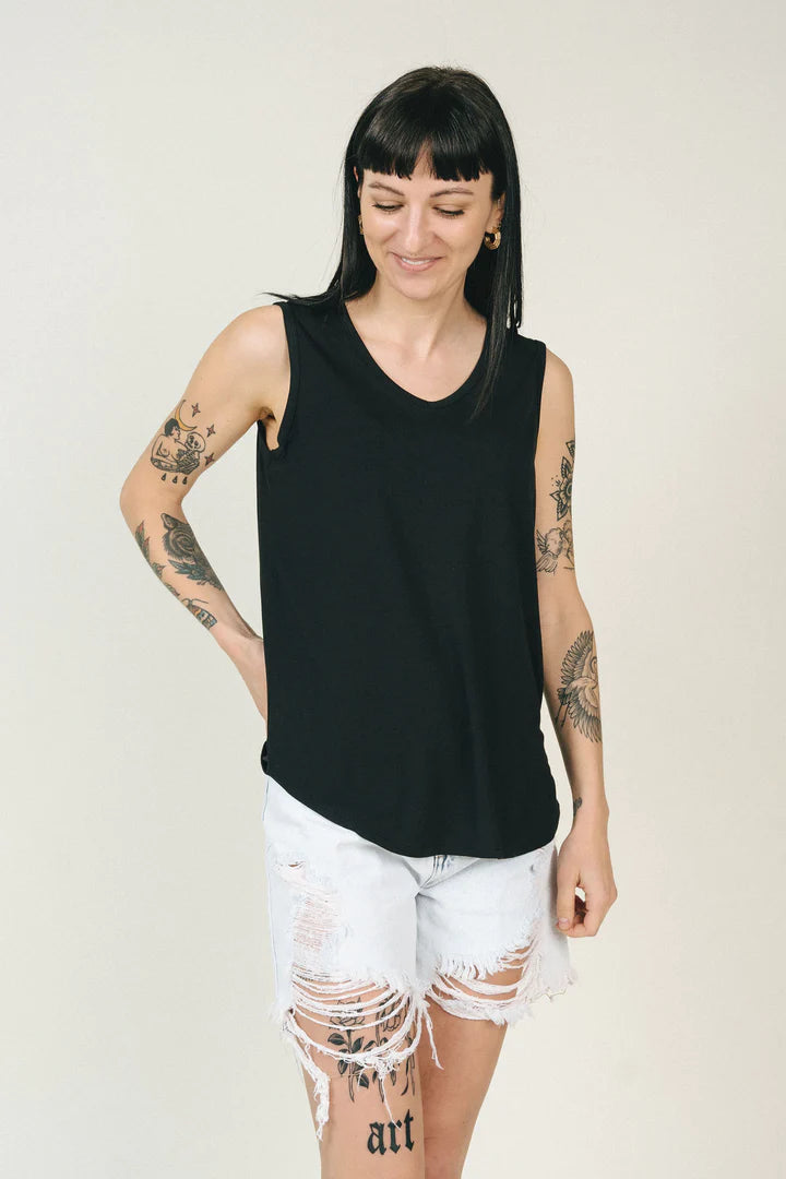The Jackson Rowe Girlfriend Tank will help you beat the heat while making you look oh so stylish. The signature modal fabric is lightweight and perfect for your everyday style as it follows your contours but keeps you comfortably. A perfect basic piece that you can wear on its own or use to layer with your favourite blazer or jacket.