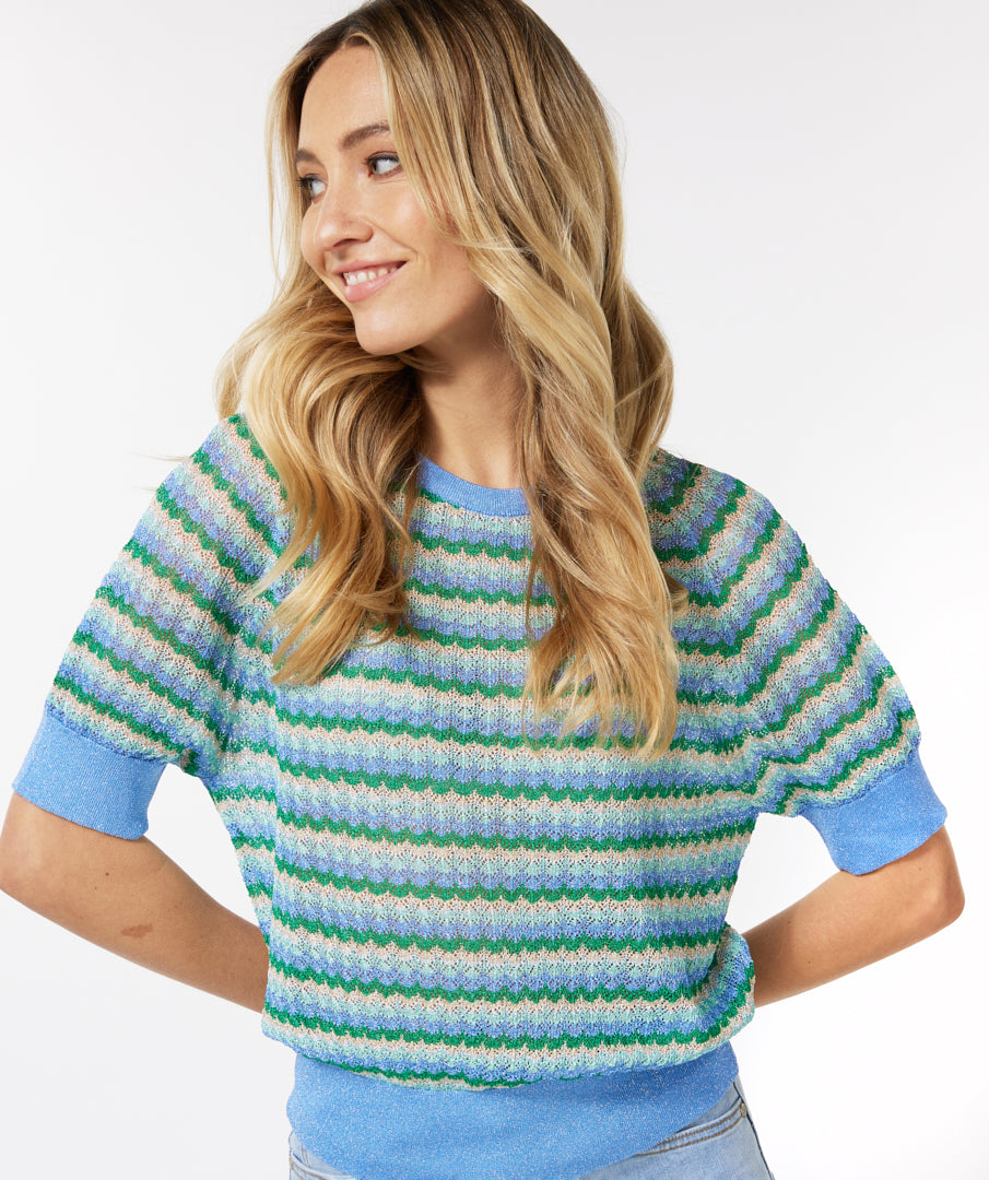 This fun knit sweater from Esqualo brings out the good vibes of summer for you. the simple short sleeve style in a fun zigzag pattern is a great look with a favourite jean or skirt.