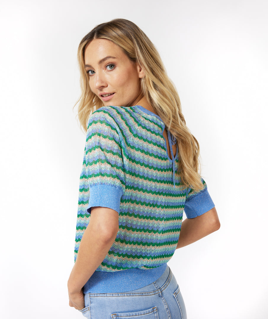 This fun knit sweater from Esqualo brings out the good vibes of summer for you. the simple short sleeve style in a fun zigzag pattern is a great look with a favourite jean or skirt.