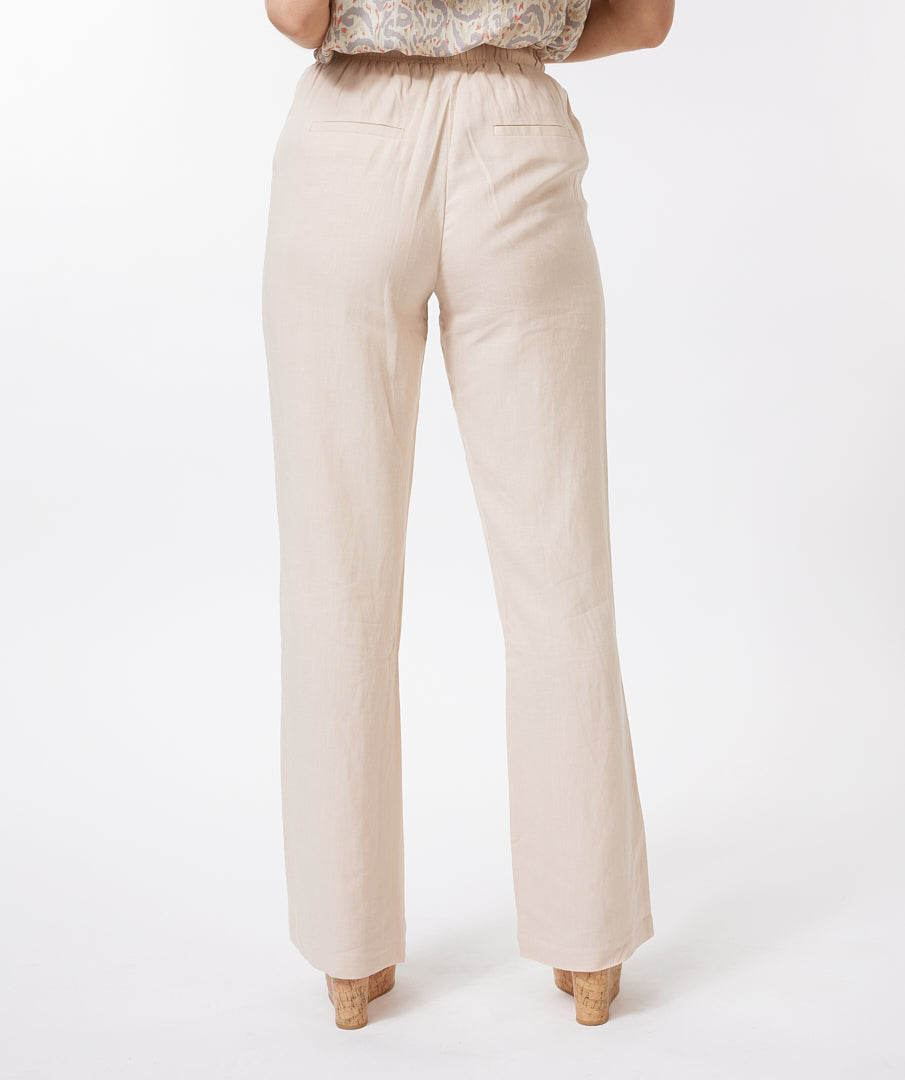 Add a bit of flair to your style with these wise leg trousers from Esqualo. From the elastic, drawstring waist to the wide hem they give you a beautiful shape with the comfort of linen coolness.
