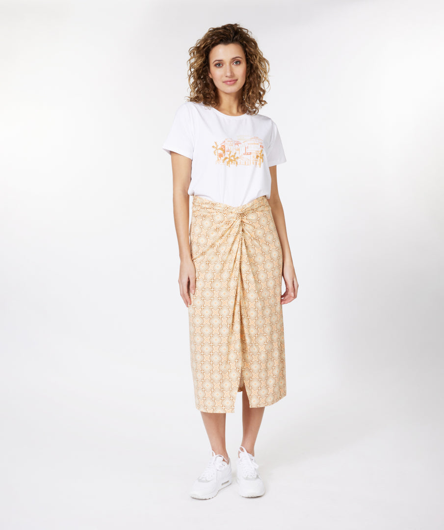 Share your simple boho style with this Esqualo knotted skirt in a retro style pattern. Pair it with a tee and sneakers for an quick easy look for a Sunday brunch.