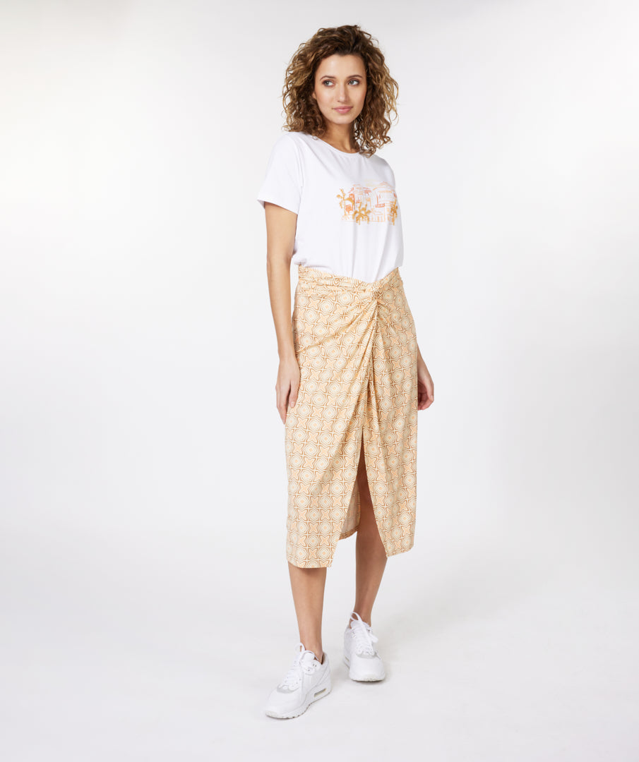 Share your simple boho style with this Esqualo knotted skirt in a retro style pattern. Pair it with a tee and sneakers for an quick easy look for a Sunday brunch.