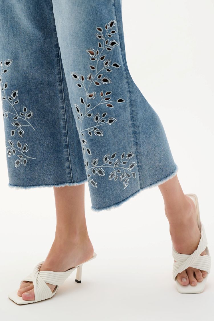 Embroidered Floral Cropped Jeans