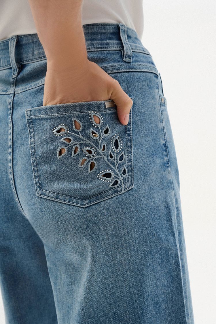 Embroidered Floral Cropped Jeans