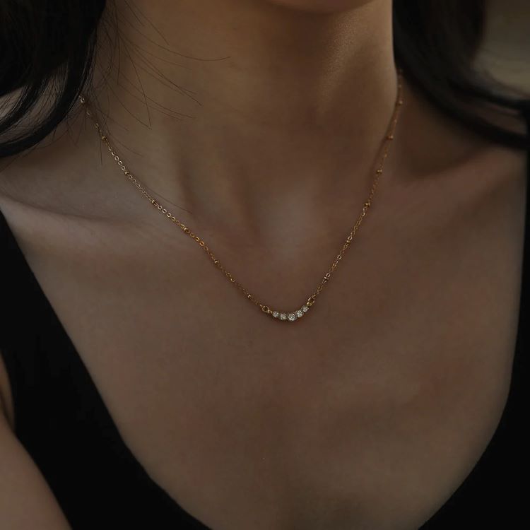 Chaîne de perles KIMI avec pendentif délicat en zircone serti pavé