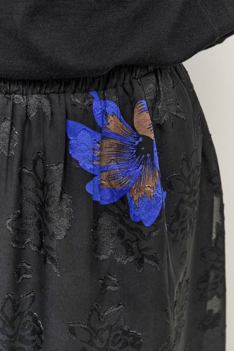 Kaffe Style: 10506954 Ameda skirt, black with blue flowers
