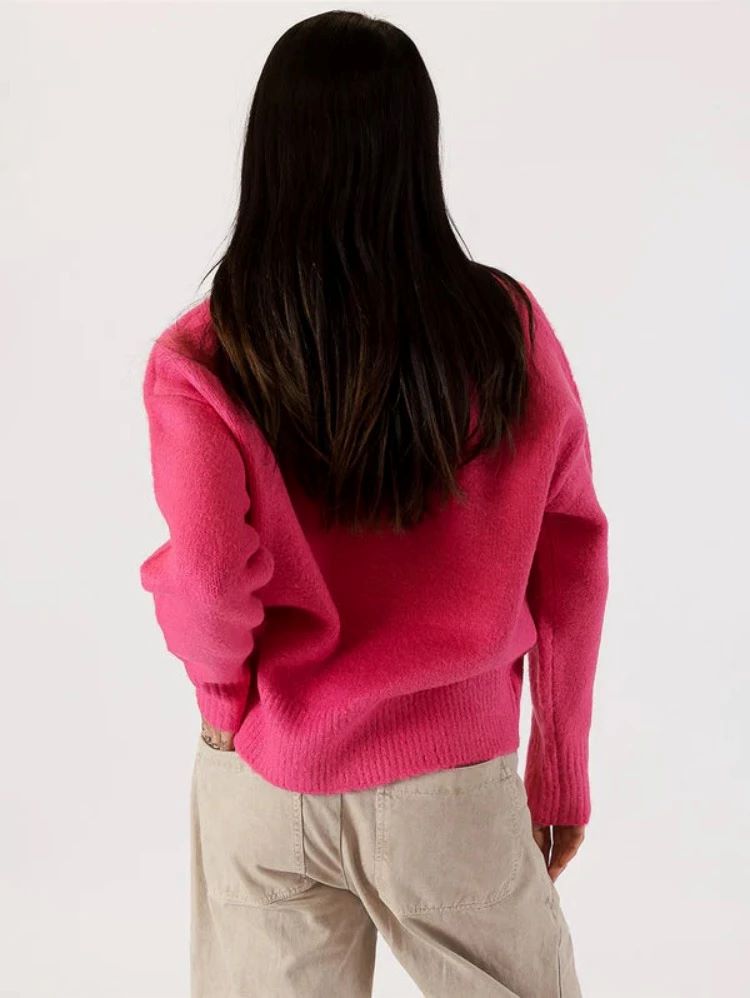 Lyla & Luxe Style: AJAX-F23 dark pink, crew neck sweater, back view