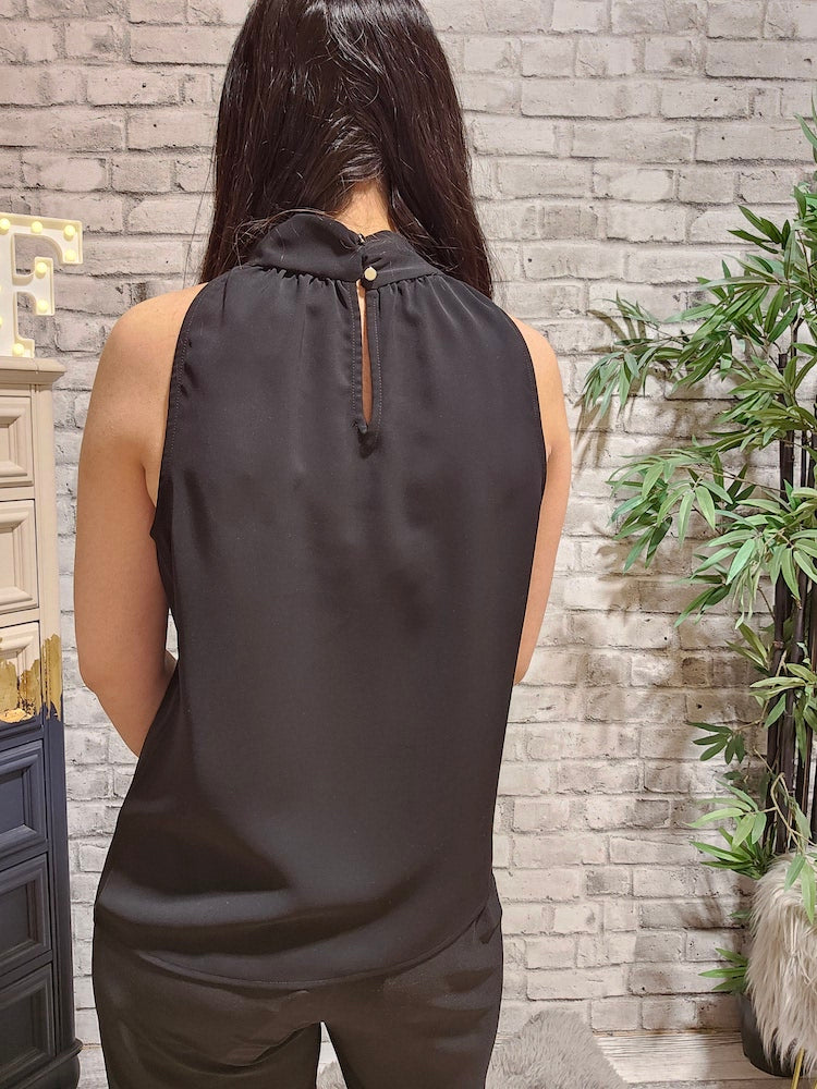 Chic Sleeveless Halter Pullover