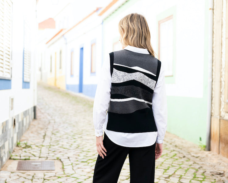 Abstract Print Sleeveless Pullover