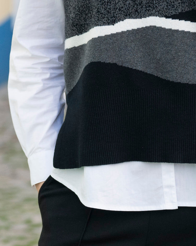 Abstract Print Sleeveless Pullover