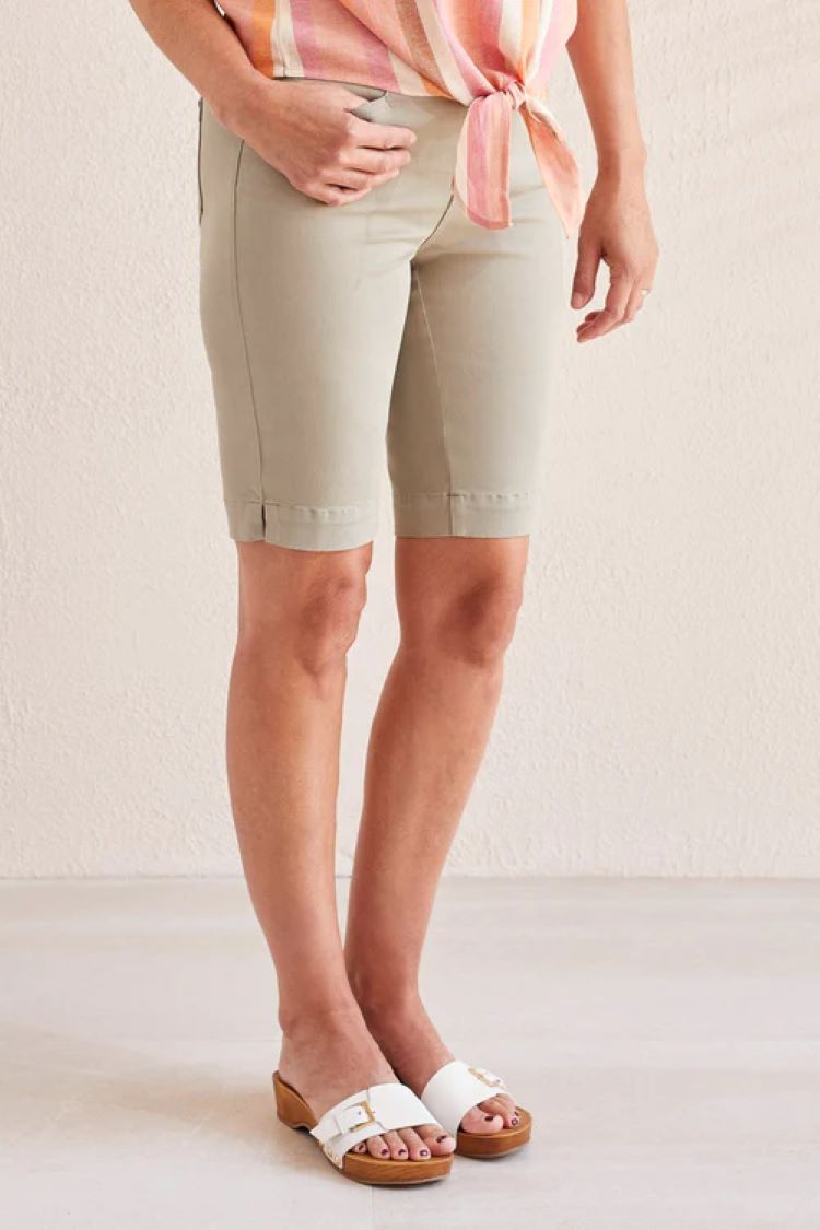 Tribal Style: 1722O/2020W, Bermuda Short with Side Slits, detail view