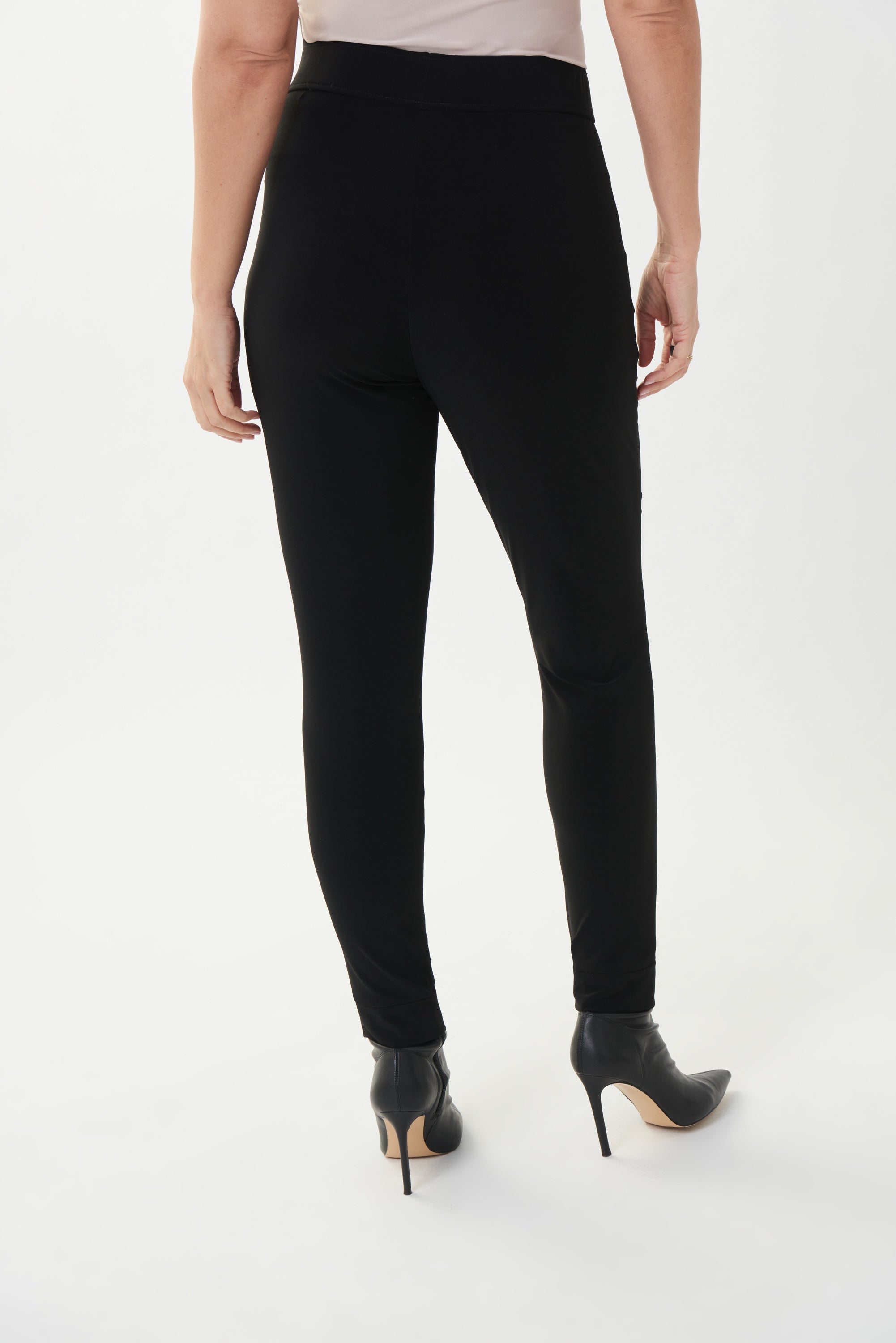 These Joseph Ribkoff Zip Pocket Tie Pants are an easy, comfortable choice for dressing up or down. These have an elastic drawstring waistband, functional angled zip pockets, front seam stitching and are finished with a cuffed jogger style ankle. 