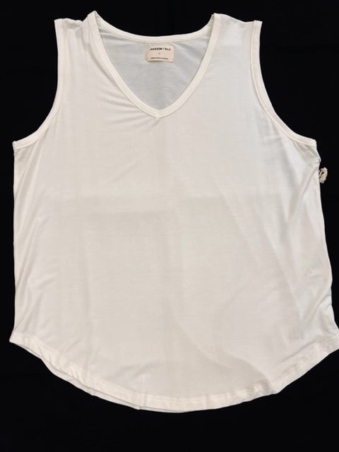The Jackson Rowe Girlfriend Tank will help you beat the heat while making you look oh so stylish. The signature modal fabric is lightweight and perfect for your everyday style as it follows your contours but keeps you comfortably. A perfect basic piece that you can wear on its own or use to layer with your favourite blazer or jacket.
