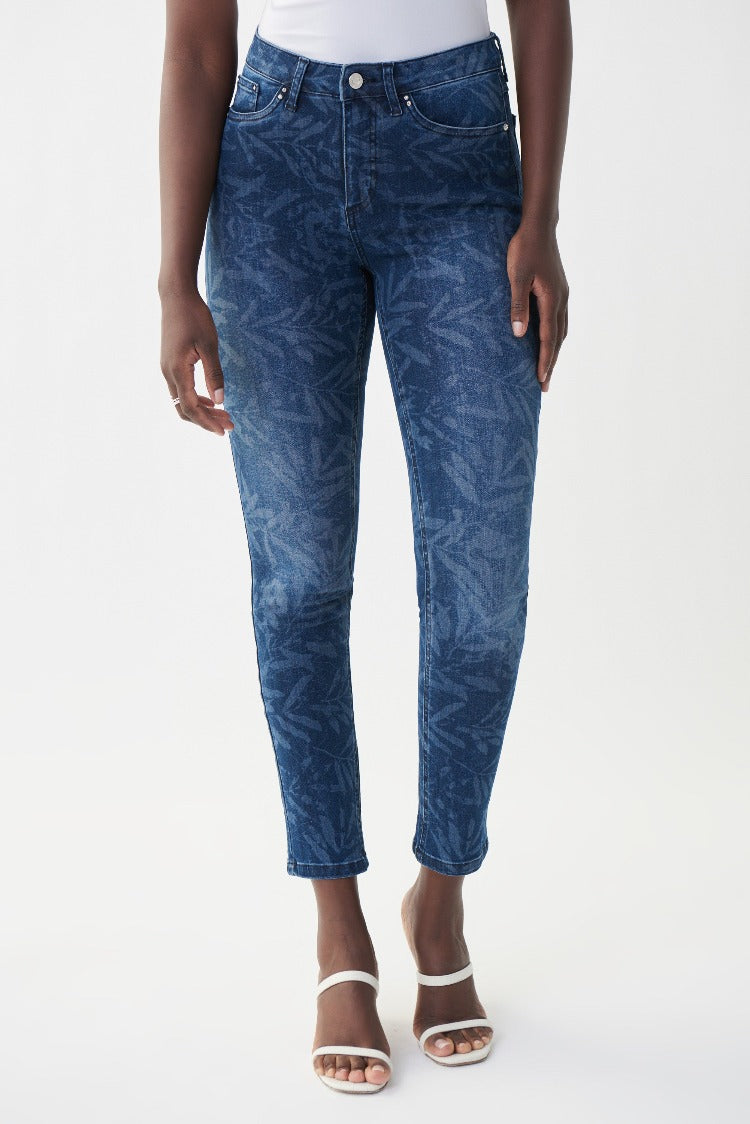 These Joseph Ribkoff Full Print Jeans feature a high rise, jewel details on the pockets and a fun, leafy print. Designed to sit just above the ankle, these are great for showing off strappy sandals.
