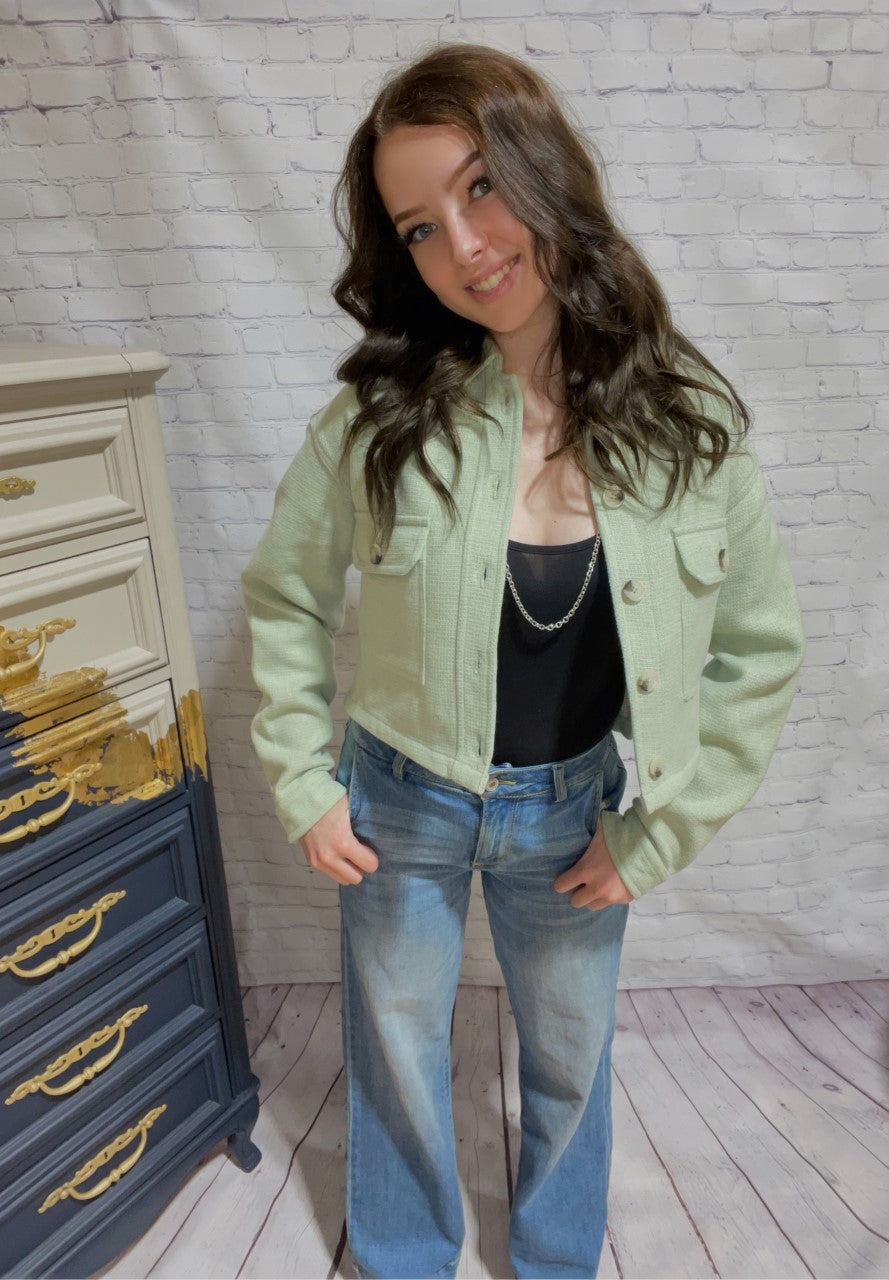 Cute and cozy, this RD Style Cropped Shacket has all the perks of the original - square front flap pockets, and the classic button down look - but in a cropped design. Made with recycled fibres for the environmentally conscious Fashionista. 